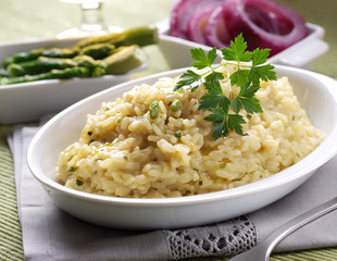 risotto agli asparagi con ingredienti intorno
