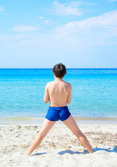 Bambino che guarda il mare