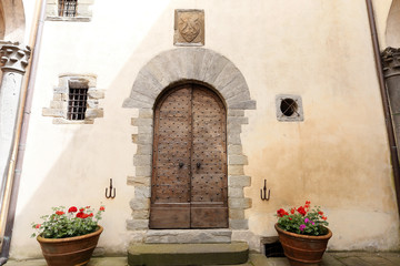 Fototapeta na wymiar old door in tuscany