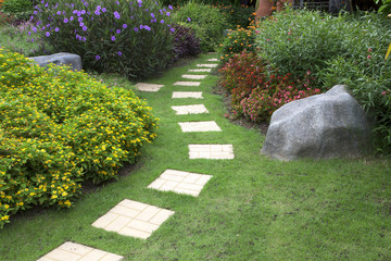 Fototapeta premium Pathway in a Peaceful Green Park