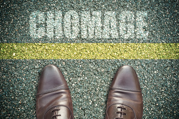 concept pieds sur la route et message - chômage