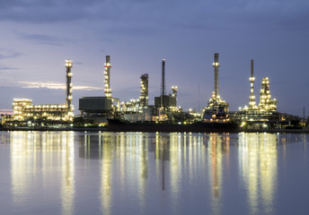 Obraz na płótnie Canvas refinery