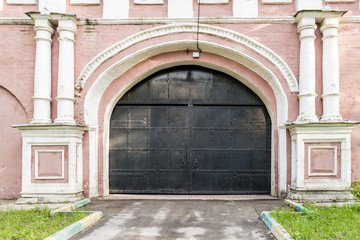 Fototapeta na wymiar gates and the Orthodox Church in the Russian baroque style