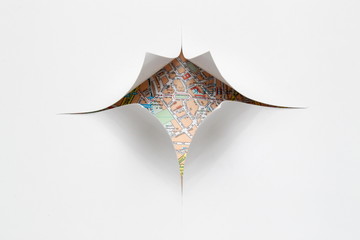 Straßenkarte hinter zerschittenem Papier
