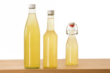 Flaschen mit Holundersirup gefüllt, Nahaufnahme