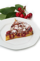 fetta di clafoutis con ciliegie su tavolo_ sfondo bianco