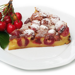 fetta di clafoutis con ciliegie su tavolo_ sfondo bianco