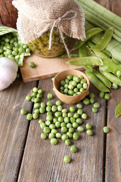 Fresh  and canned peas in bowl and glass jar