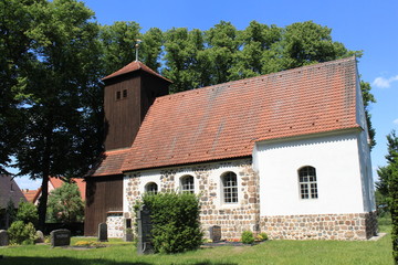 Fototapeta na wymiar Dorfkirche in Schönefeld bei Beelitz