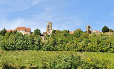 Fototapeta na wymiar village dans paysage rural (Vézelay)