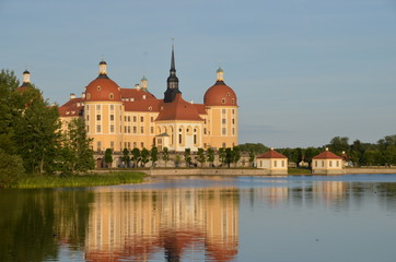 Fototapeta na wymiar Blick zum Schloss Moritzburg