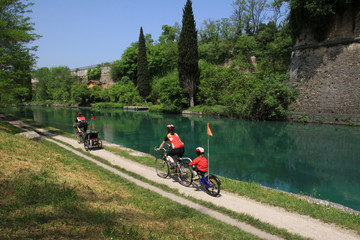 Cicloturisti a Peschiera del Garda