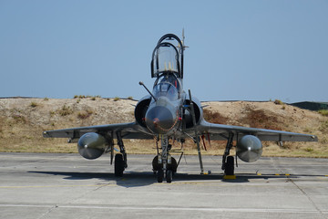 avion de chasse dans le désert A