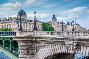 Pont Notre-Dame et Palais de Justice de Paris - obrazy, fototapety, plakaty