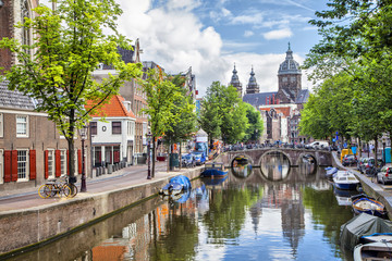 Gracht en Sint-Nicolaaskerk in Amsterdam