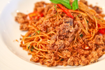 Spicy spaghetti with crispy pork