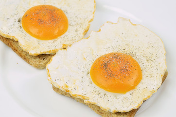 Spiegeleier mit Salz und Pfeffer auf Toast