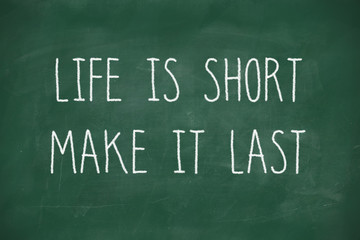 Obraz premium Life is short make it last handwritten on blackboard
