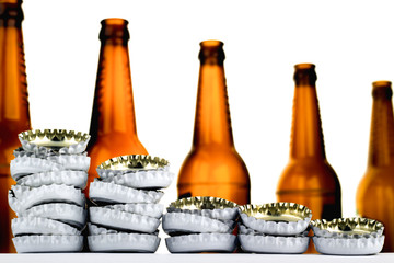 Kronkorken vor Bierflaschen