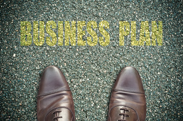 concept pied sur la route et message - business plan