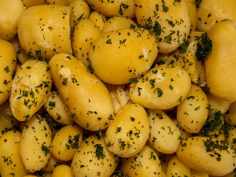 Gekochte Kartoffeln mit Petersilie