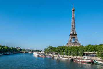 Fototapeta na wymiar La Tour Eiffel et Bir-Hakeim