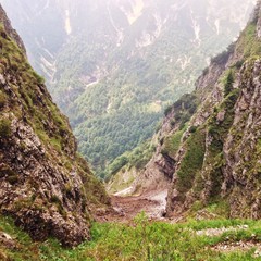 Blick durch Schlucht in den Bergen