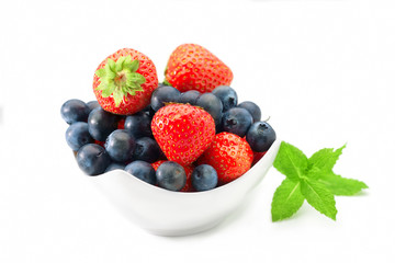 Erdbeeren und Heidelbeeren im Schälchen