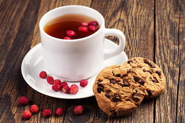 Tea with wild strawberries and cookies