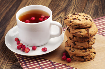 Tea with wild strawberries and cookies