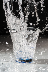 Versamento acqua nel bicchiere in  trasparenza