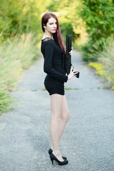 Belle femme avec des armes à feu