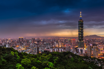 Naklejka premium Widok miasta Tajpej w nocy