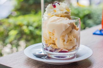 apple crumble with wanilla ice cream