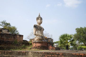 Статуя сидящего Будды на развалинах старинного храма. Сукхотай