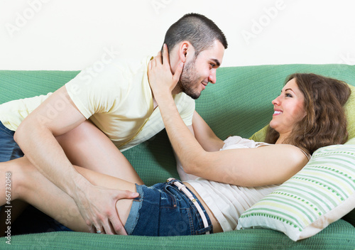 Секс на диване влюбленных