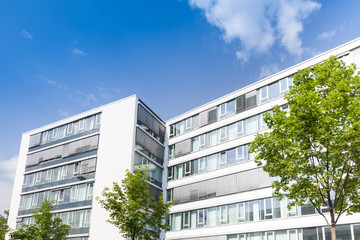 modernes Haus in Deutschland - Bürogebäude und Bäume