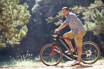 Obraz premium Man on country bike ride