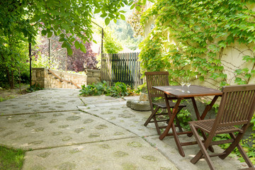 Obraz premium Degustacja wina na podwórku winnicy Tokaj na Węgrzech