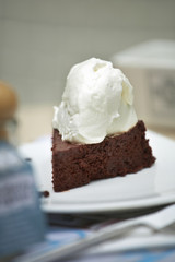 close up chocolate cake and cream in white dish