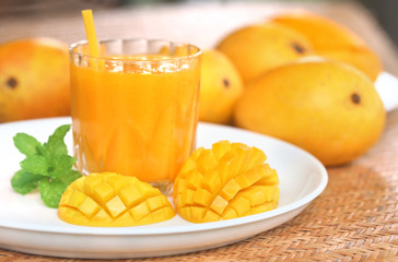 Mango juice with sliced fruit