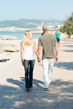 paar spaziert an der strand-promenade entlang