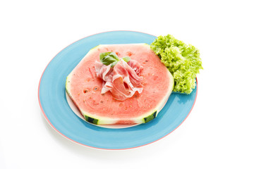 Wassermelone mit Schinken und Basilikum