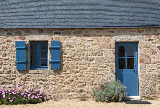 Chaumi&egrave;res bretonnes &agrave; M&eacute;neham dans le Finist&egrave;re, Bretagne