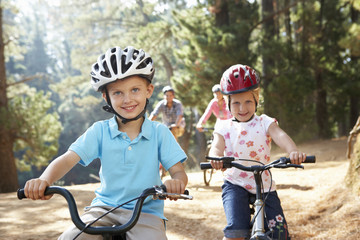 Obraz premium Young family on country bike ride