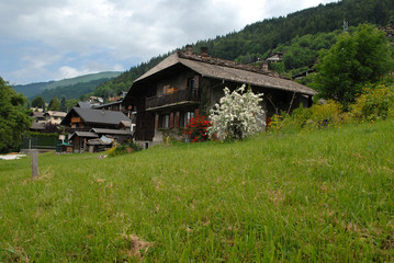Fototapeta na wymiar Habitat traditionnel de Haute-Savoie