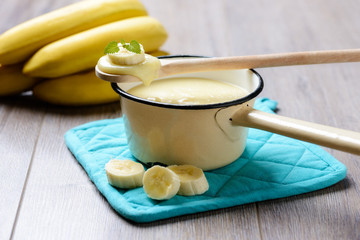 Topf mit veganem Bananenpudding