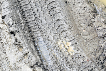 Traces de pneus dans la boue