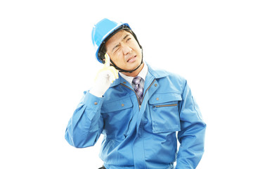 疲れた表情の作業員