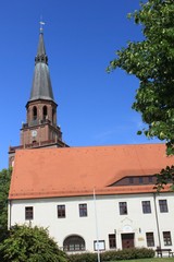 Fototapeta na wymiar Rathaus und Marienkirche in Prettin an der Elbe
